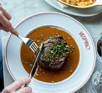 iletto di Manzo: finnisches Rinderfiletsteak mit gedünstetem Spinat, Pfeffer-Cognac-Sahnesauce und Kartoffelgratin