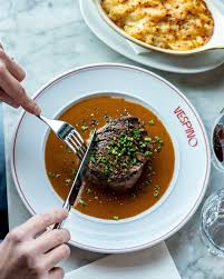 iletto di Manzo: finnisches Rinderfiletsteak mit gedünstetem Spinat, Pfeffer-Cognac-Sahnesauce und Kartoffelgratin